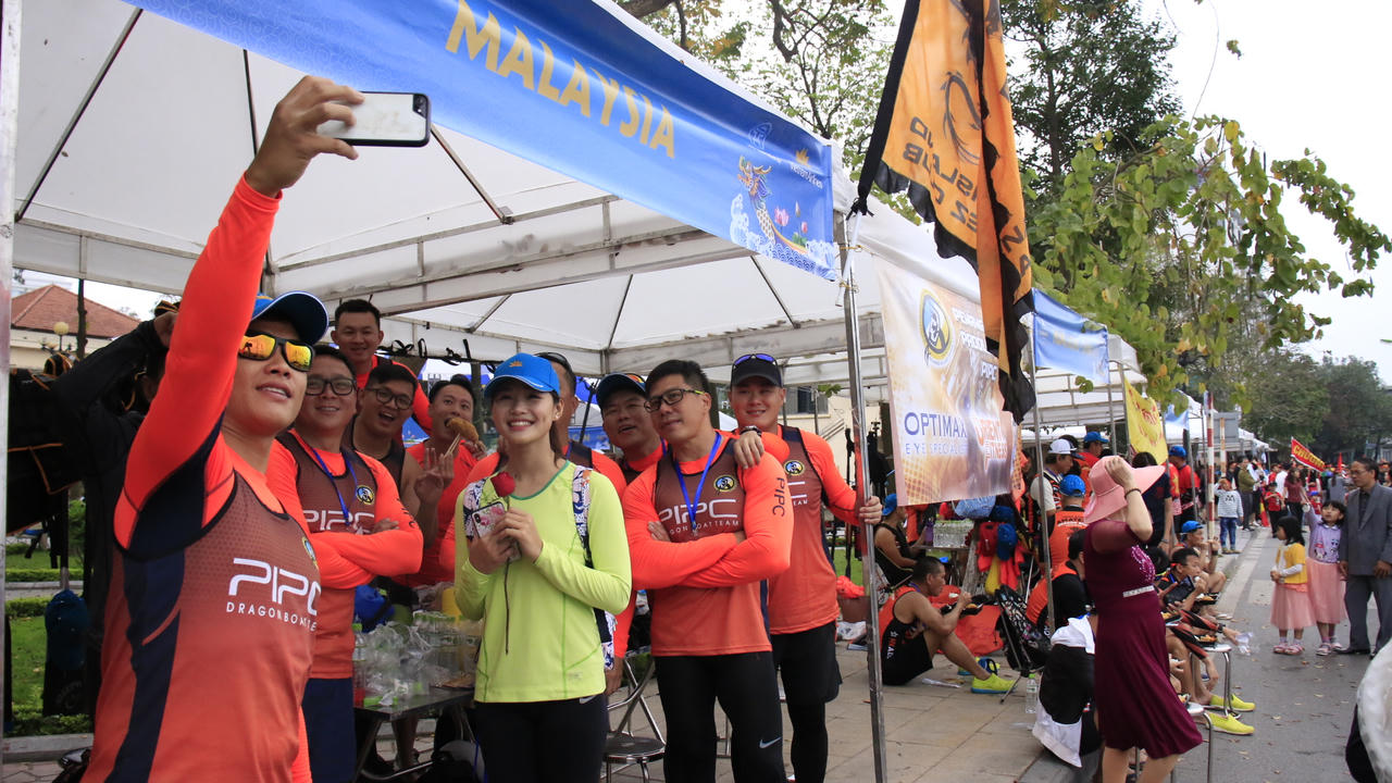 Sôi động lễ hội bơi chải thuyền rồng trên hồ Tây